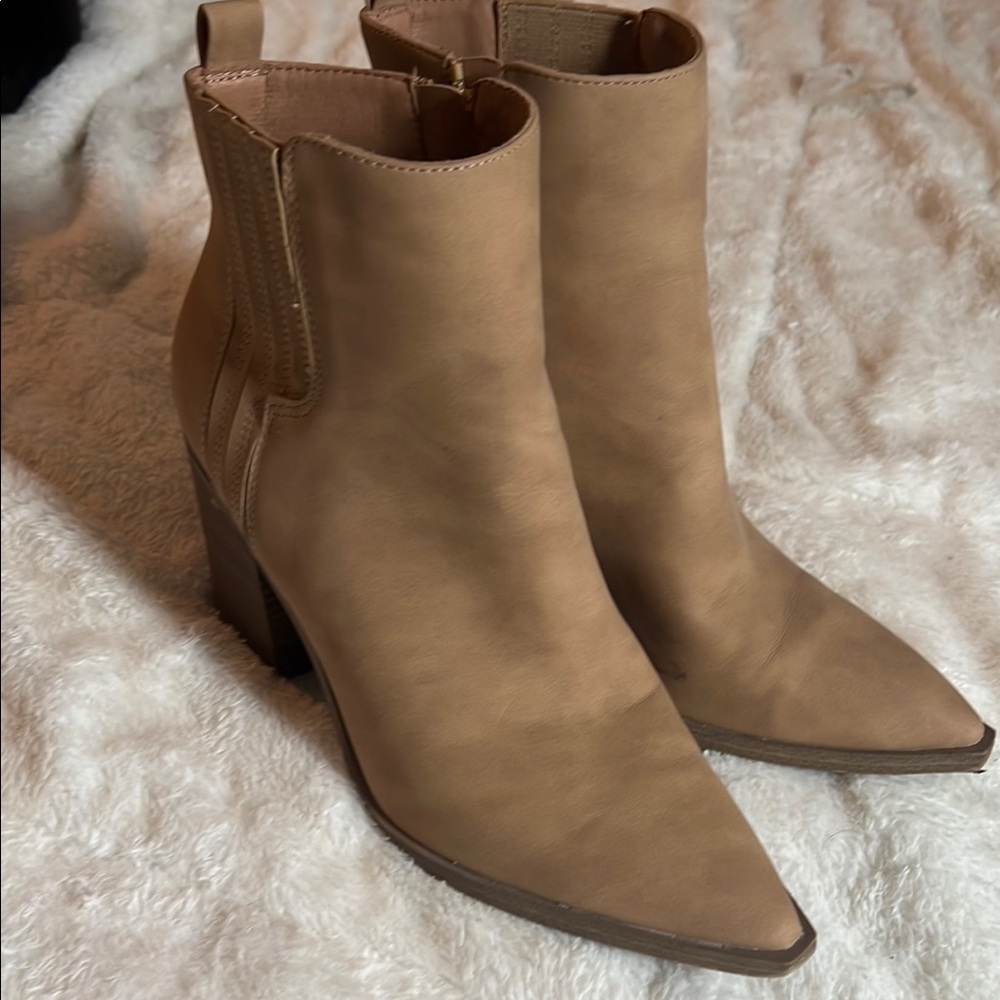 Universal Thread Tan Heeled Boots with Modern Silhouette